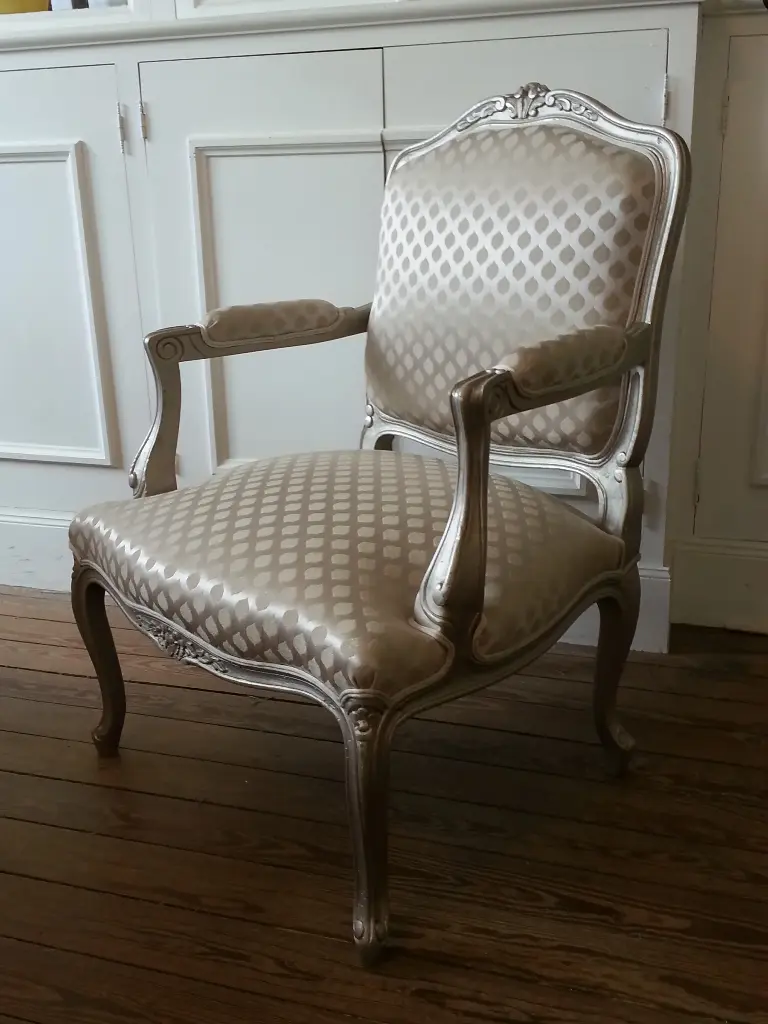 Grand fauteuil cabriolet LOUIS XV (patine argent)