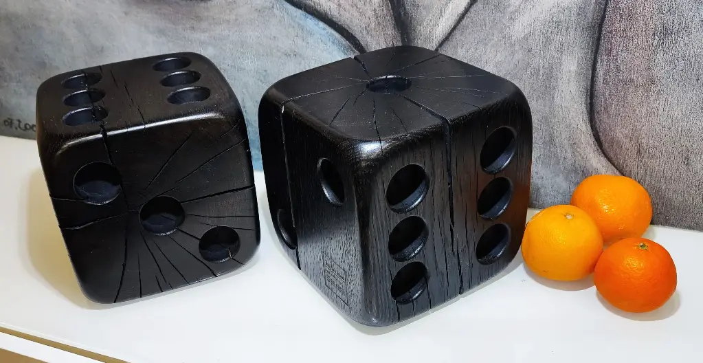 Dés en chêne ébonisés / 14 kg les deux. (