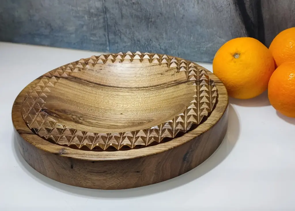 Plateau rond en Noyer ( pointes de diamant )