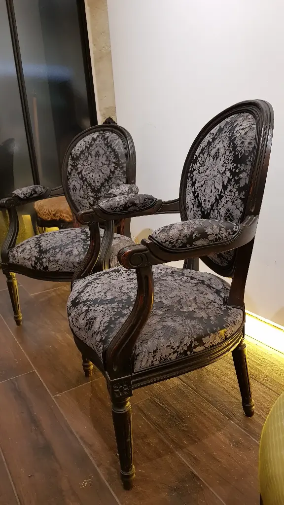 Fauteuils Médaillon tissu velours floqué, noir et gris  (vendu uniquement la paire)