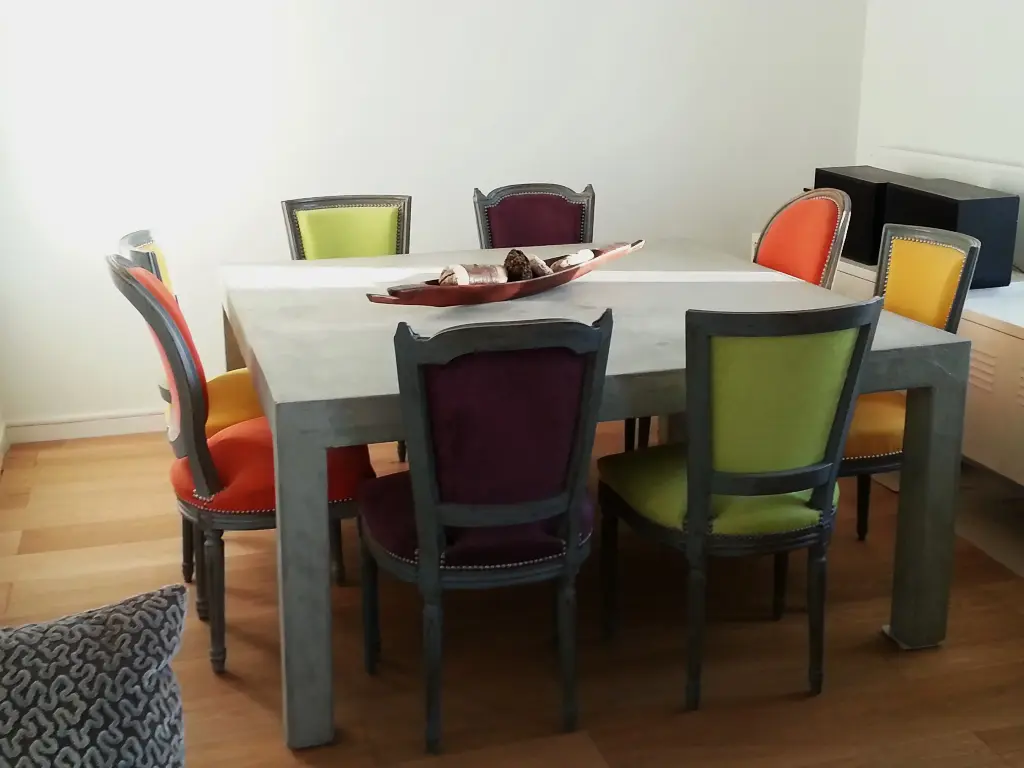 Table salle à manger ( 1,50 x 1,50 ) finition imitation béton 